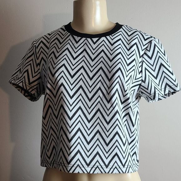 Forever 21 Tops - FOREVER21 Black & White Shirt Size M